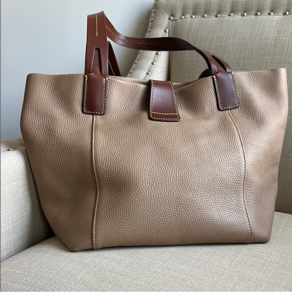 👜LIKE NEW👜 Dooney & Bourke Florentine East/West Shopper in Mushroom - Picture 2 of 9